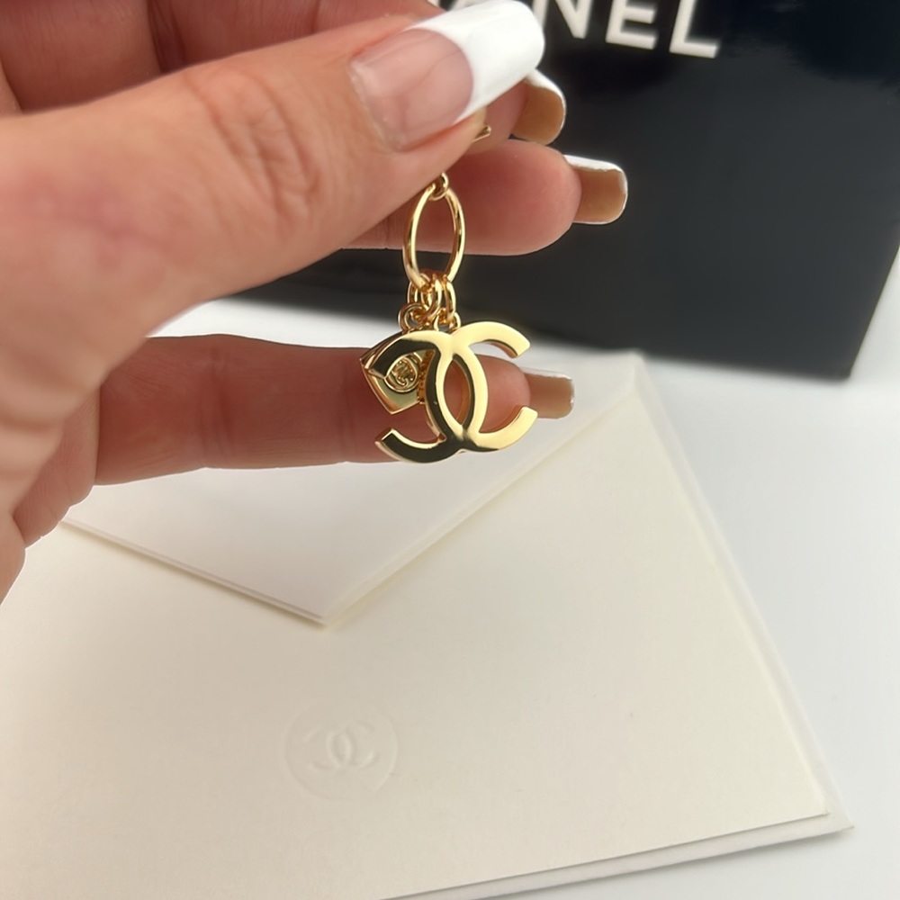 Chanel Beauty Limited Edition Holiday 2023 CC Logo Charm.
Brand NEW. - Picture 4 of 5